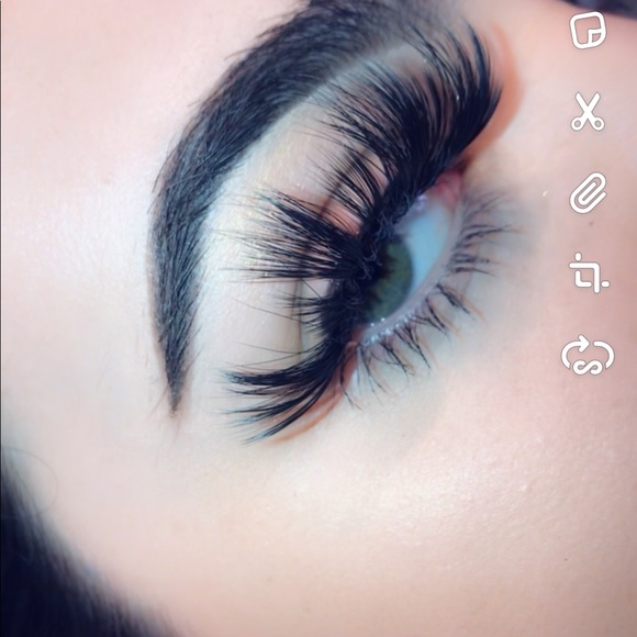 Quality lashes and lipgloss - Picture 2 of 8